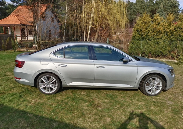 Skoda Superb cena 64900 przebieg: 177500, rok produkcji 2018 z Jedwabne małe 277